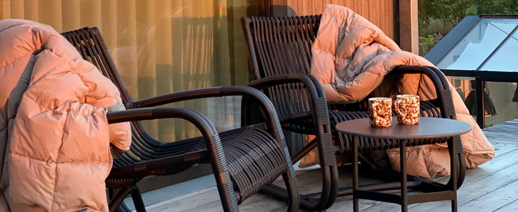 Outdoor autumn setting with two black Curve lounge chair and rosa duvets 