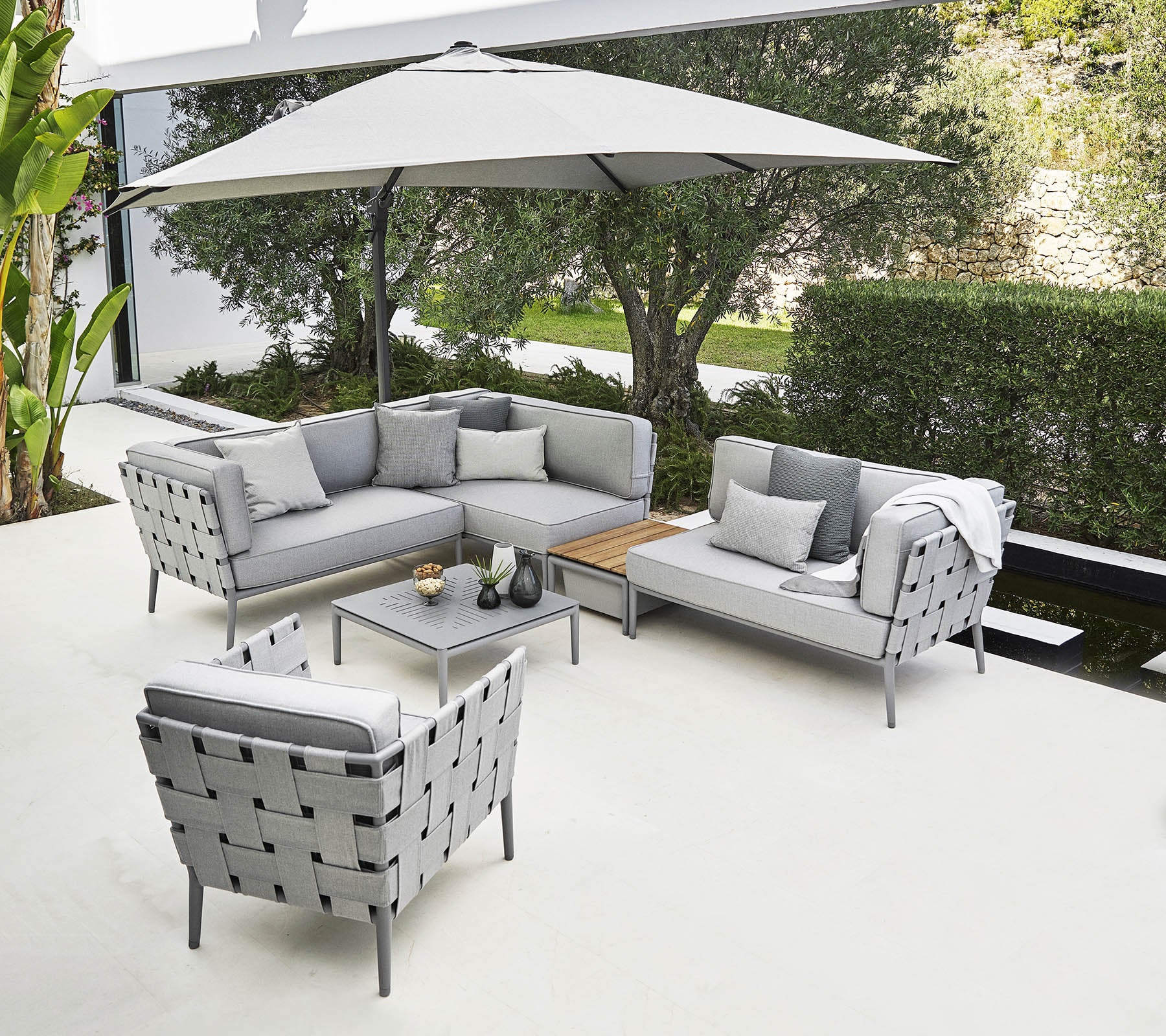 Conic modular corner sofa with box table