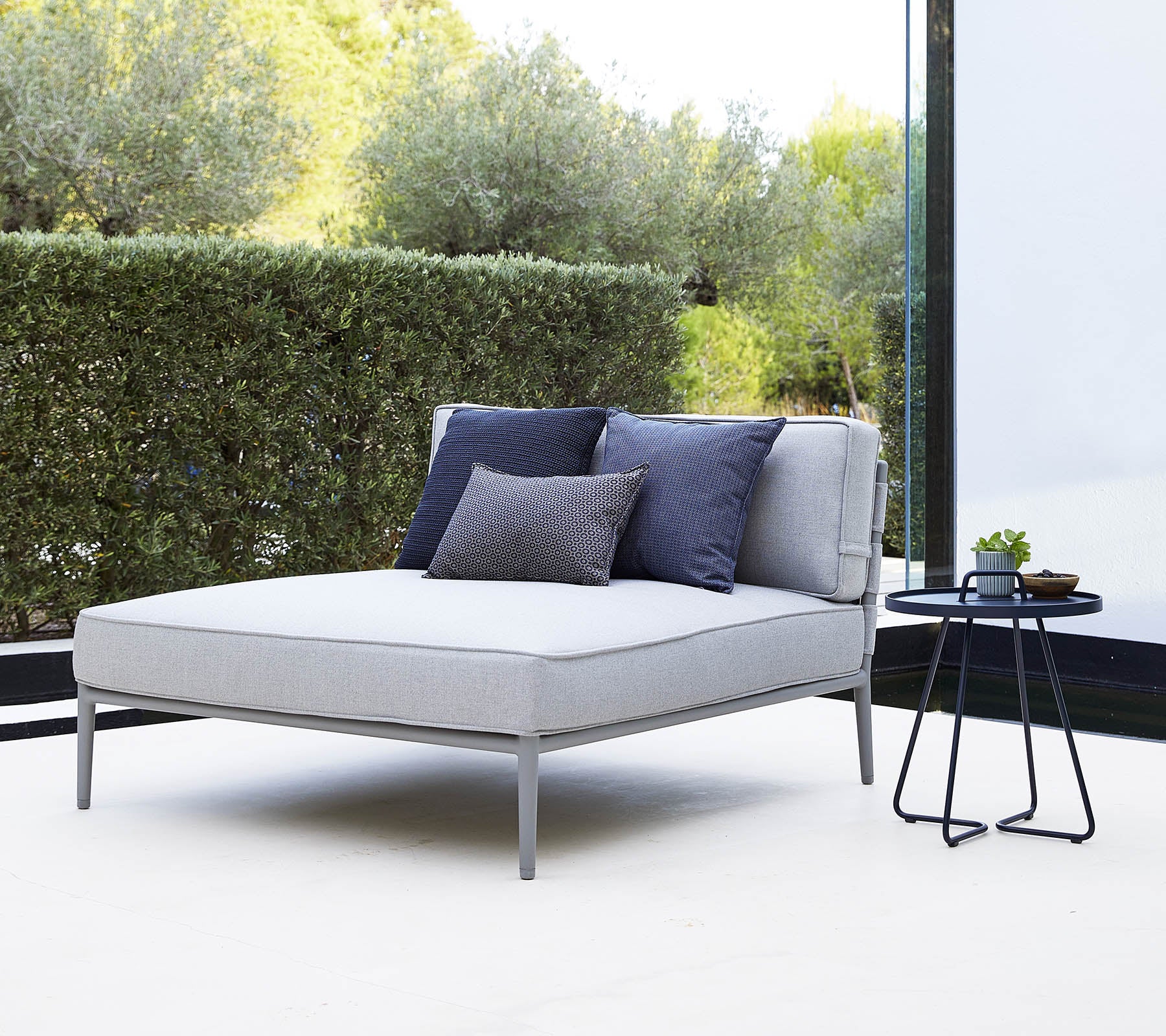 Conic daybed module